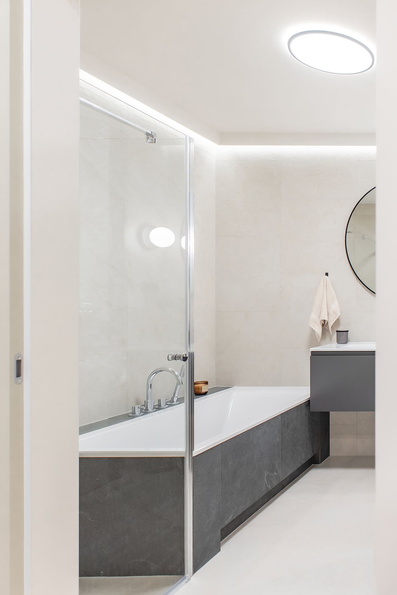 Metraż łazienki pozwolił na umieszczenie w niej zarówno sporej wanny, jak i dużego prysznica.